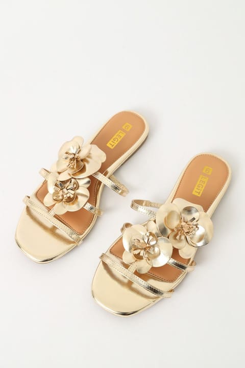 Metallic Flower Gladiator Flat Sandal - Gold